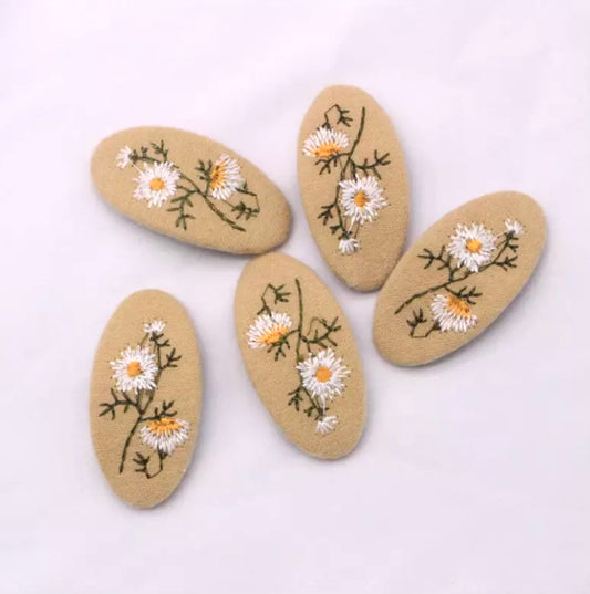 Embroidered daisy padded hair clip (2pk)