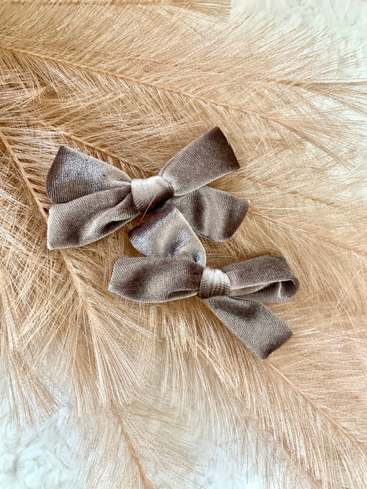 School girl velvet bow clip (2pk) - Taupe Grey
