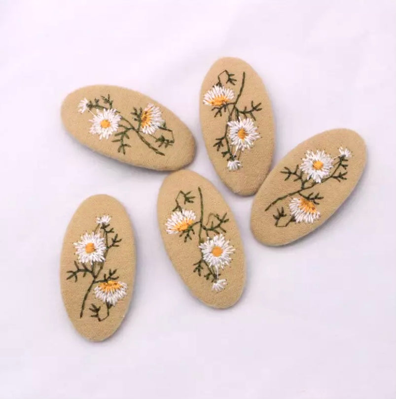 Embroidered daisy padded hair clip (2pk)